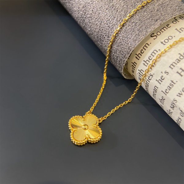 VCA Vintage Alhambra pendant
