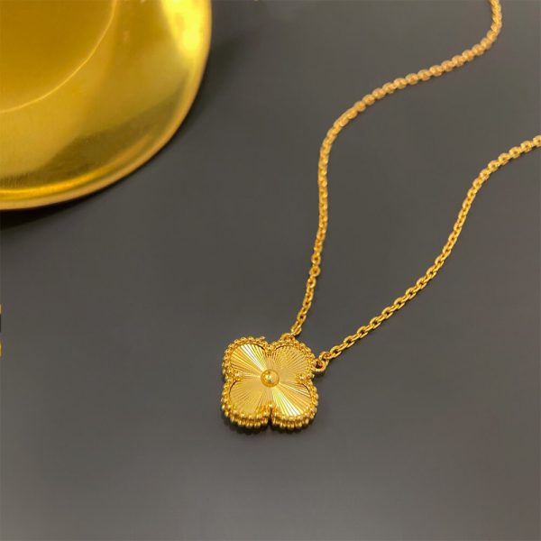 VCA Vintage Alhambra pendant