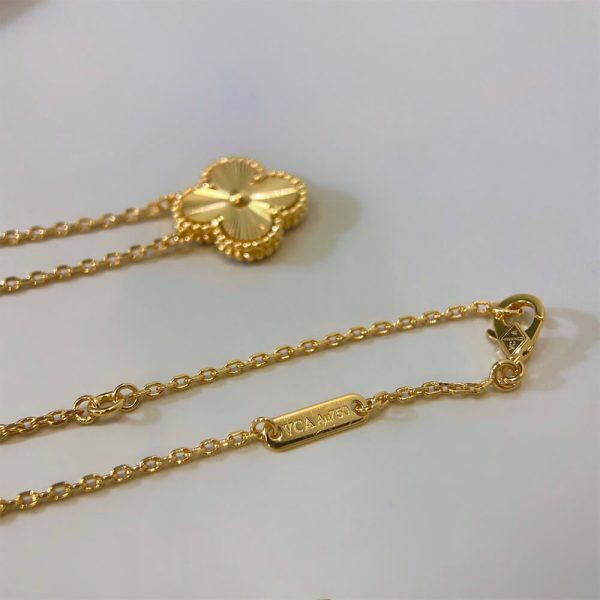 VCA Vintage Alhambra pendant