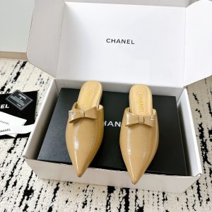 CHANEL 25A Crumpled Patent Sandals