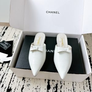 CHANEL 25A Crumpled Patent Sandals