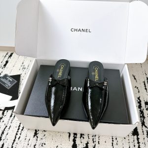 CHANEL 25A Crumpled Patent Sandals