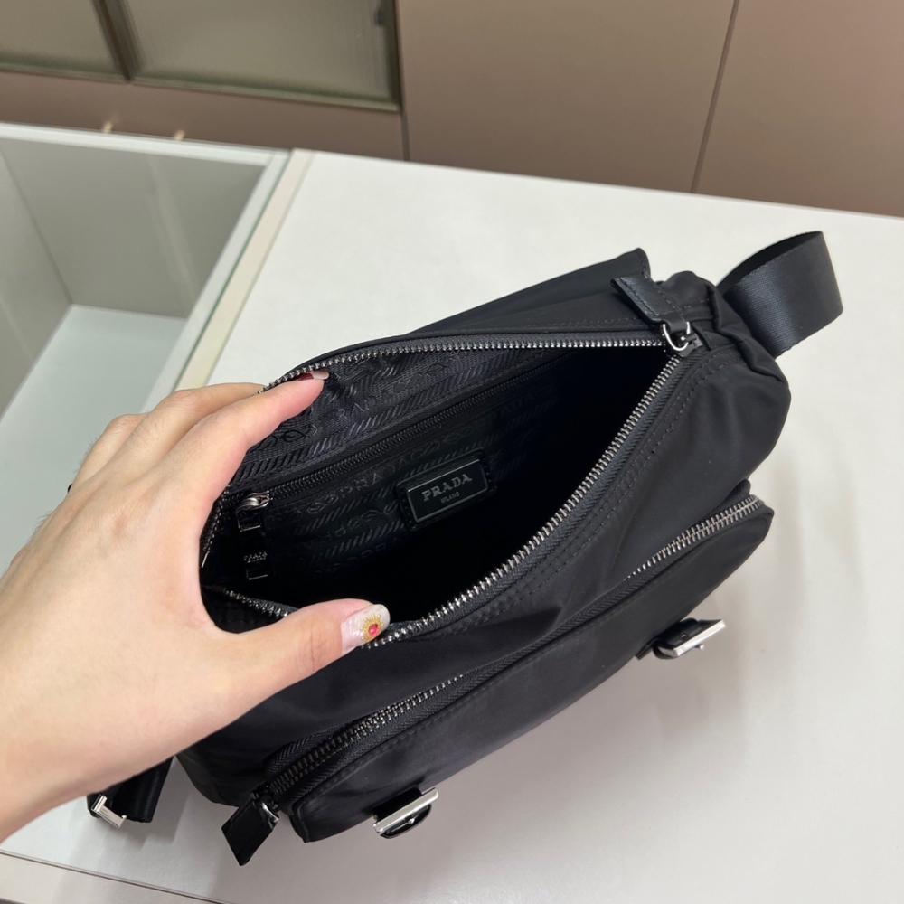 PRADA RE NYLON SHOULDER BAG BLACK 30CM 1BD953 RV44 F0002 V B1M PRADA RE NYLON SHOULDER BAG BLACK 30CM 1BD953 RV44 F0002 V B1M