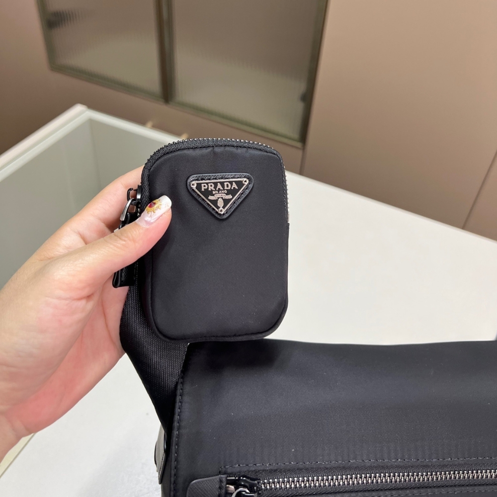 PRADA RE NYLON SHOULDER BAG BLACK 30CM 1BD953 RV44 F0002 V B1M PRADA RE NYLON SHOULDER BAG BLACK 30CM 1BD953 RV44 F0002 V B1M