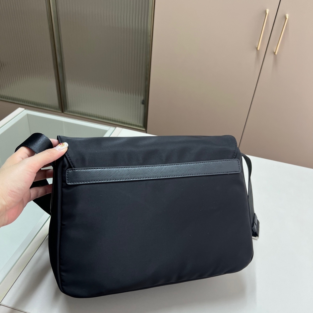 PRADA RE NYLON SHOULDER BAG BLACK 30CM 1BD953 RV44 F0002 V B1M PRADA RE NYLON SHOULDER BAG BLACK 30CM 1BD953 RV44 F0002 V B1M