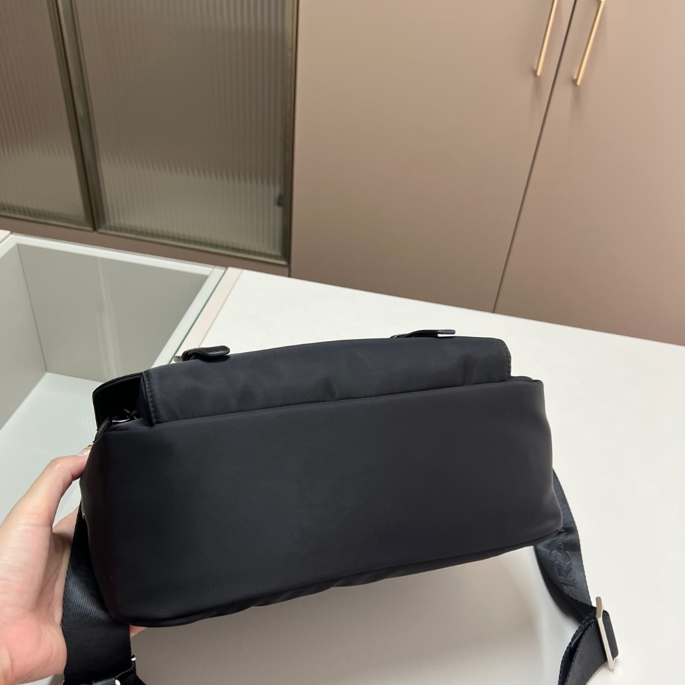 PRADA RE NYLON SHOULDER BAG BLACK 30CM 1BD953 RV44 F0002 V B1M PRADA RE NYLON SHOULDER BAG BLACK 30CM 1BD953 RV44 F0002 V B1M