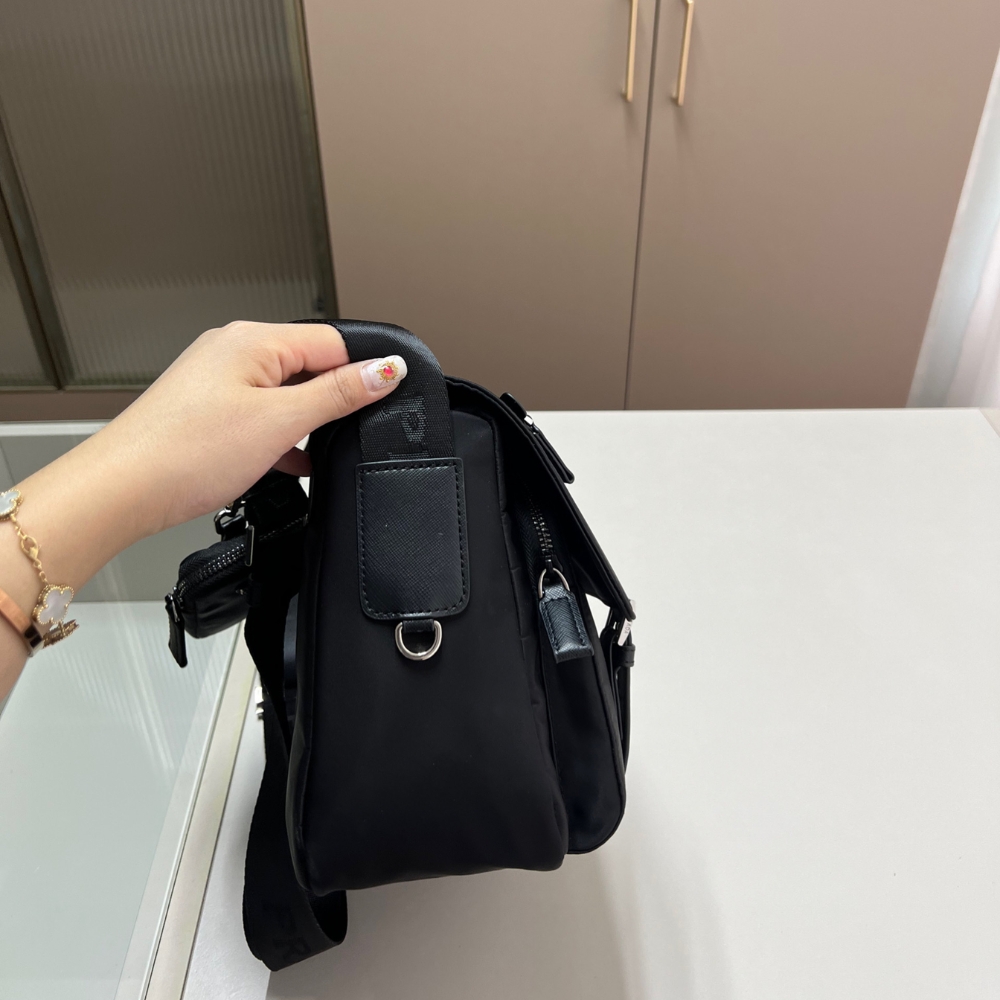 PRADA RE NYLON SHOULDER BAG BLACK 30CM 1BD953 RV44 F0002 V B1M PRADA RE NYLON SHOULDER BAG BLACK 30CM 1BD953 RV44 F0002 V B1M
