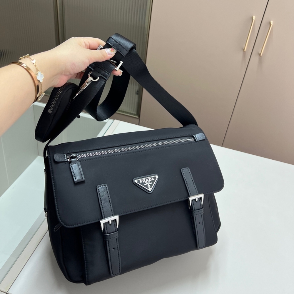 PRADA RE NYLON SHOULDER BAG BLACK 30CM 1BD953 RV44 F0002 V B1M PRADA RE NYLON SHOULDER BAG BLACK 30CM 1BD953 RV44 F0002 V B1M