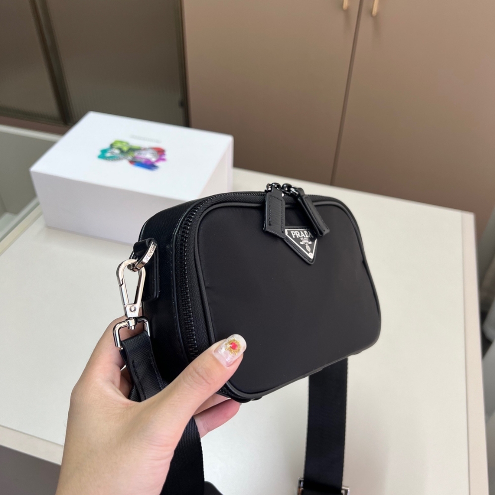 PRADA BRIQUE RE NYLON AND SAFFIANO LEATHER BAG BLACK 20CM 2VH070 2DMH F0002 V XMP PRADA BRIQUE RE NYLON AND SAFFIANO LEATHER BAG BLACK 20CM 2VH070 2DMH F0002 V XMP