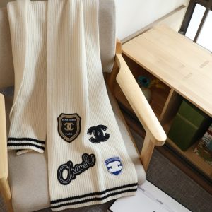 CHANEL 24B CASHMERE KNITTED BADGE SCARF WHITE 180CM