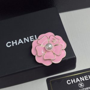 CHANEL BROOCH METAL AND RESIN GOLD WITH PINK PEARLY WHITE