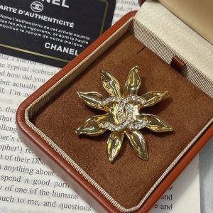 CHANEL BROOCH METAL GOLD AND CRYSTAL