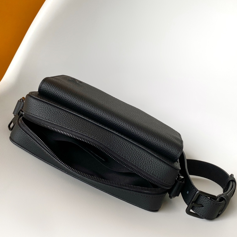 LOUIS VUITTON BOARDING MESSENGER BLACK 24CM M15265 LOUIS VUITTON BOARDING MESSENGER BLACK 24CM M15265