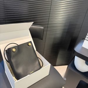 LOEWE PEBBLE POUCH BLACK 22CM