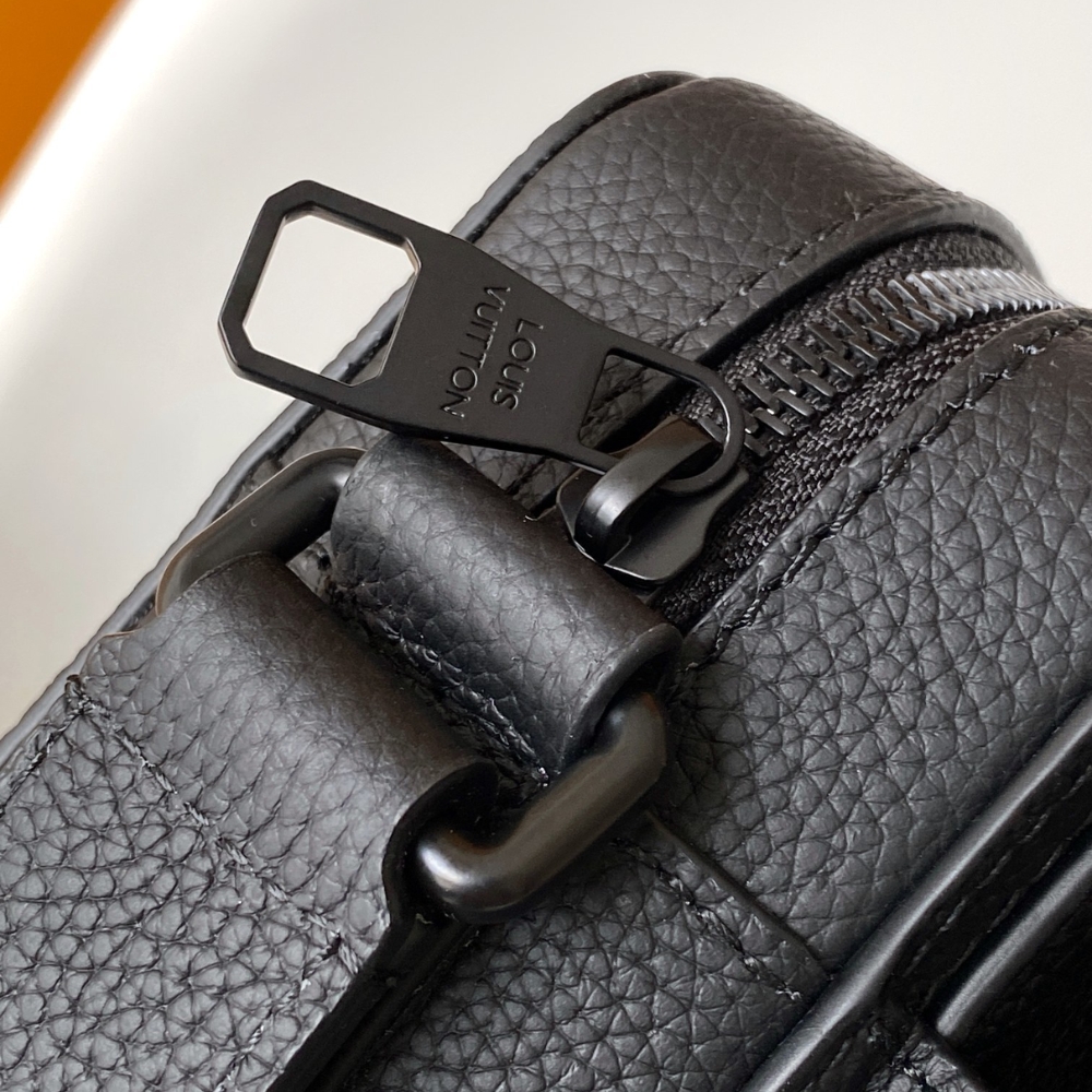 LOUIS VUITTON BOARDING MESSENGER BLACK 24CM M15265 LOUIS VUITTON BOARDING MESSENGER BLACK 24CM M15265