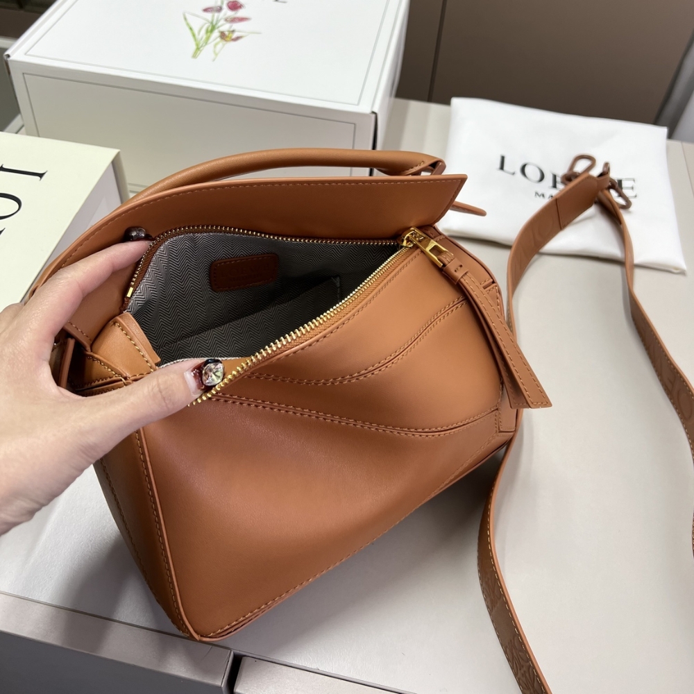 LOEWE SMALL FEATHERLIGHT PUZZLE BAG BROWN 24CM LOEWE SMALL FEATHERLIGHT PUZZLE BAG BROWN 24CM