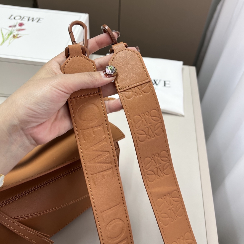 LOEWE SMALL FEATHERLIGHT PUZZLE BAG BROWN 24CM LOEWE SMALL FEATHERLIGHT PUZZLE BAG BROWN 24CM