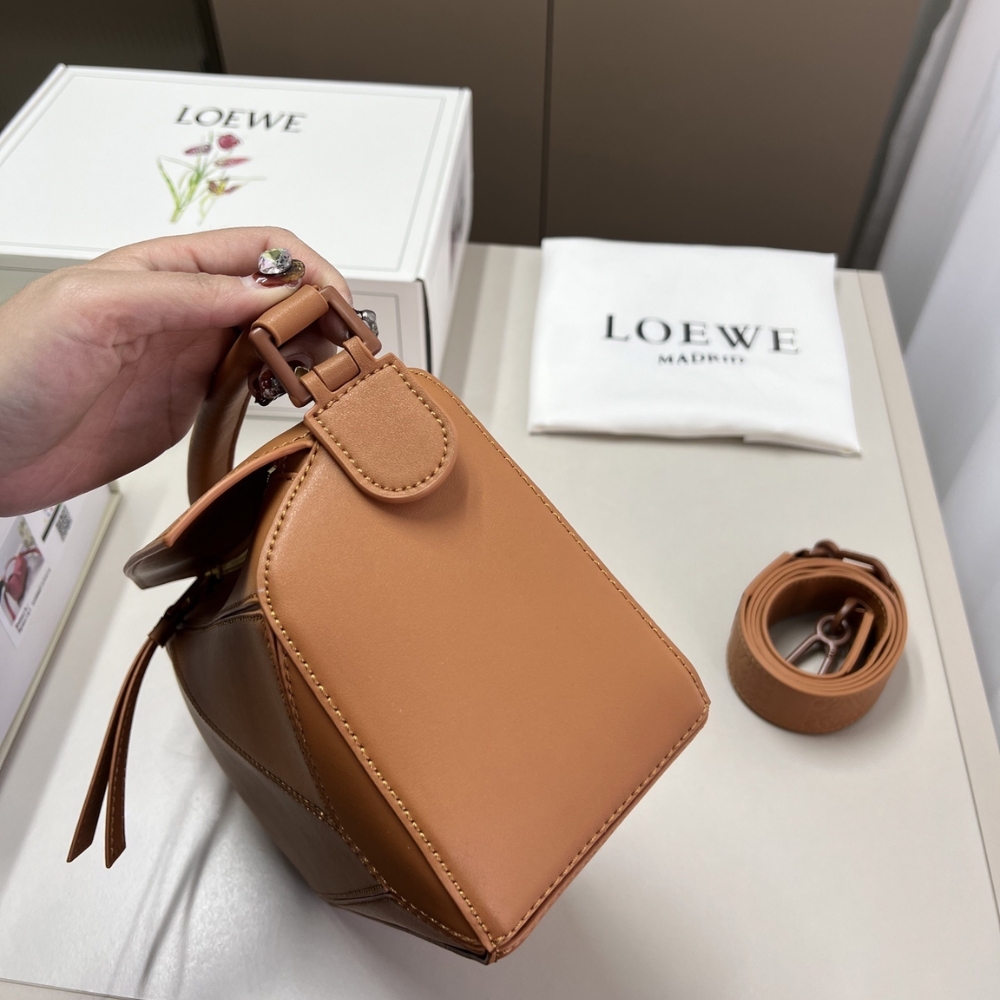 LOEWE SMALL FEATHERLIGHT PUZZLE BAG BROWN 24CM LOEWE SMALL FEATHERLIGHT PUZZLE BAG BROWN 24CM