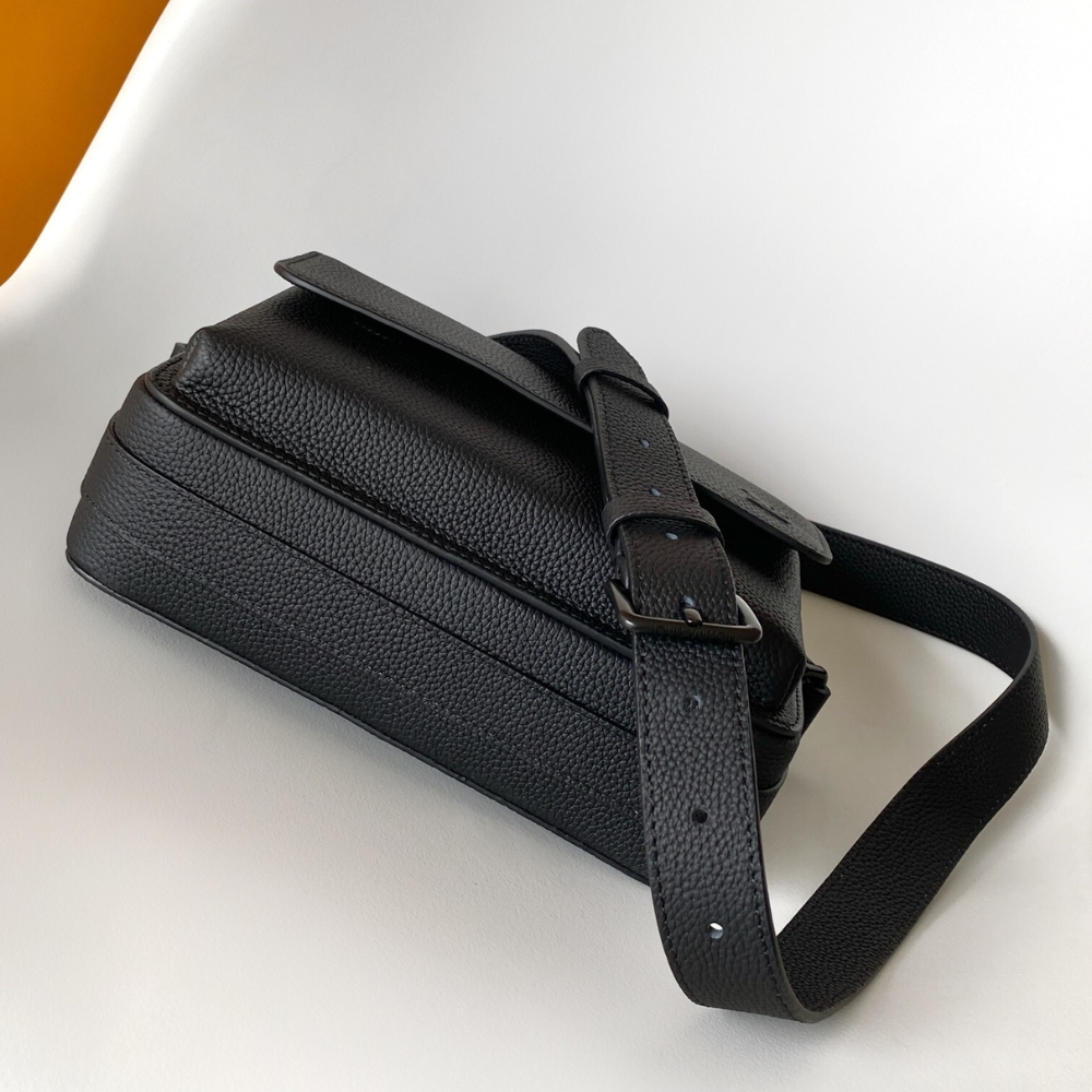 LOUIS VUITTON BOARDING MESSENGER BLACK 24CM M15265 LOUIS VUITTON BOARDING MESSENGER BLACK 24CM M15265