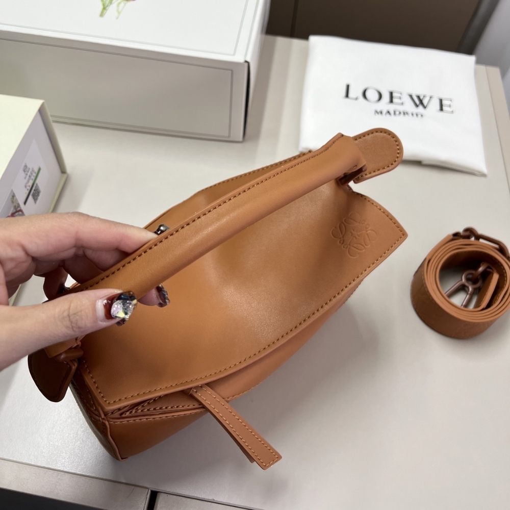 LOEWE SMALL FEATHERLIGHT PUZZLE BAG BROWN 24CM LOEWE SMALL FEATHERLIGHT PUZZLE BAG BROWN 24CM