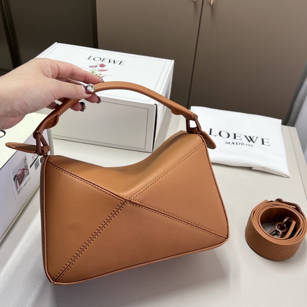 LOEWE SMALL FEATHERLIGHT PUZZLE BAG BROWN 24CM LOEWE SMALL FEATHERLIGHT PUZZLE BAG BROWN 24CM