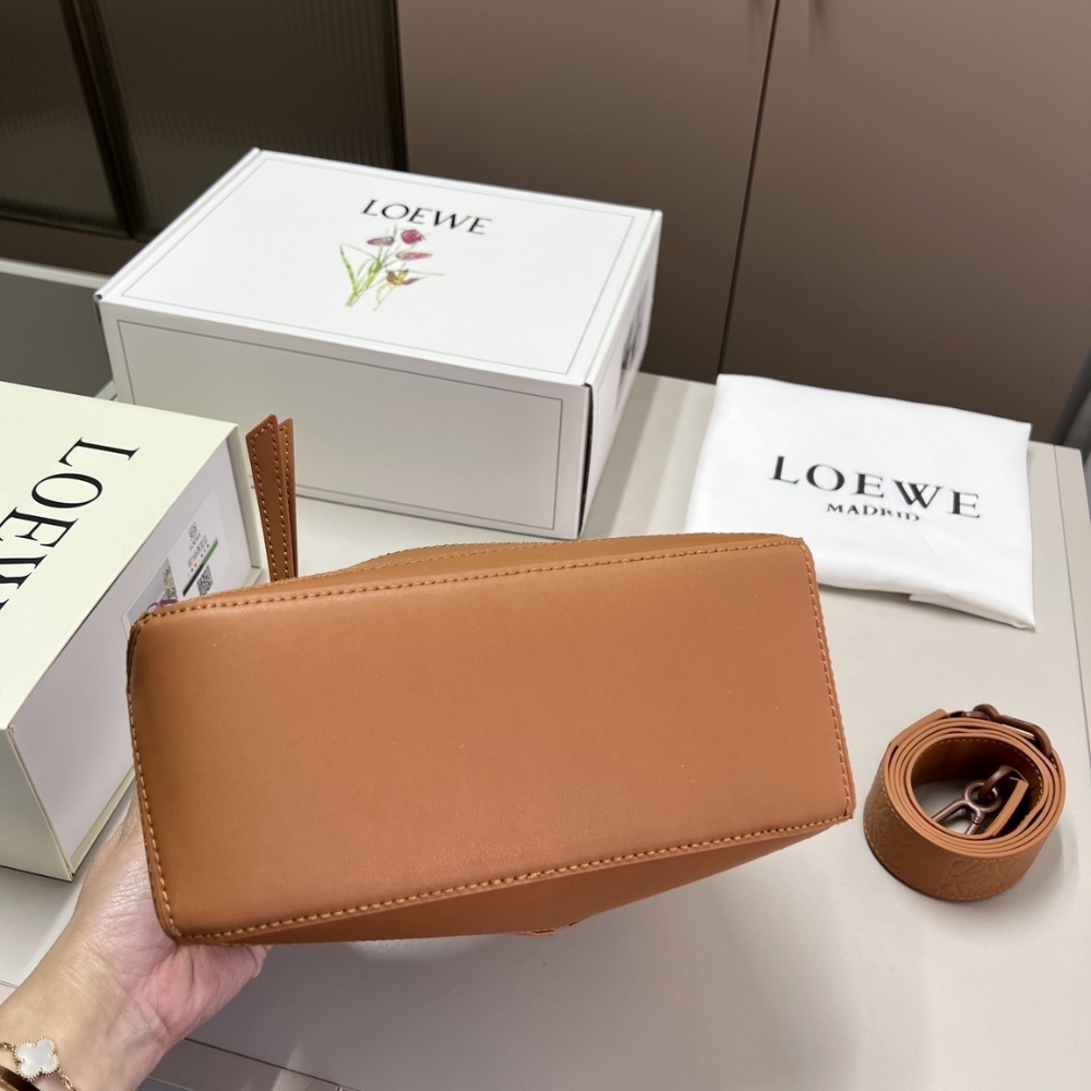 LOEWE SMALL FEATHERLIGHT PUZZLE BAG BROWN 24CM LOEWE SMALL FEATHERLIGHT PUZZLE BAG BROWN 24CM