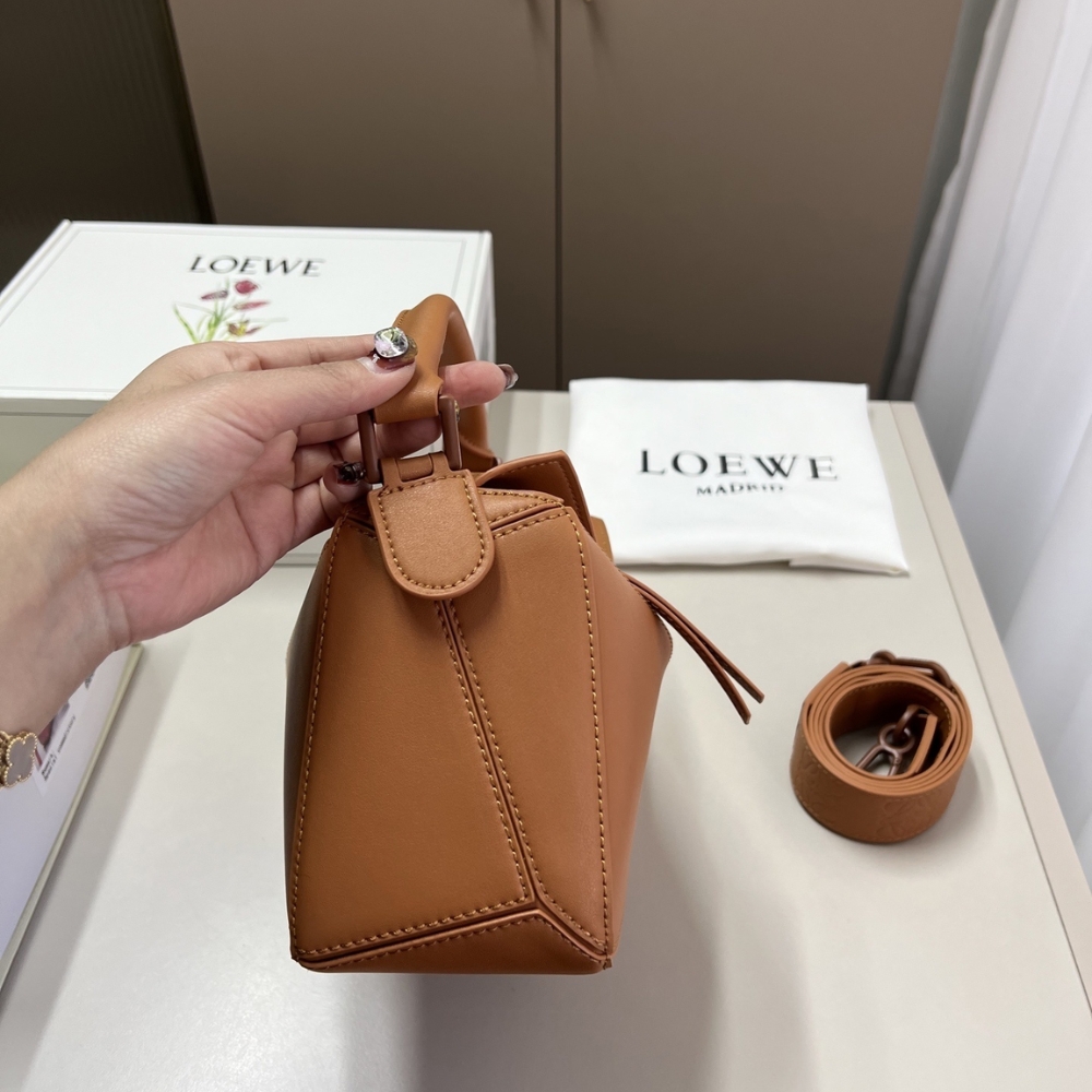 LOEWE SMALL FEATHERLIGHT PUZZLE BAG BROWN 24CM LOEWE SMALL FEATHERLIGHT PUZZLE BAG BROWN 24CM