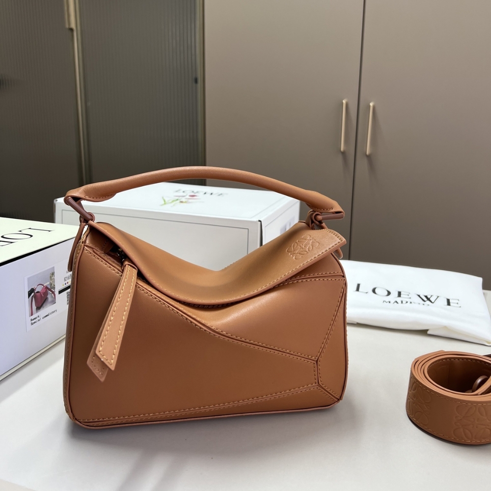 LOEWE SMALL FEATHERLIGHT PUZZLE BAG BROWN 24CM LOEWE SMALL FEATHERLIGHT PUZZLE BAG BROWN 24CM