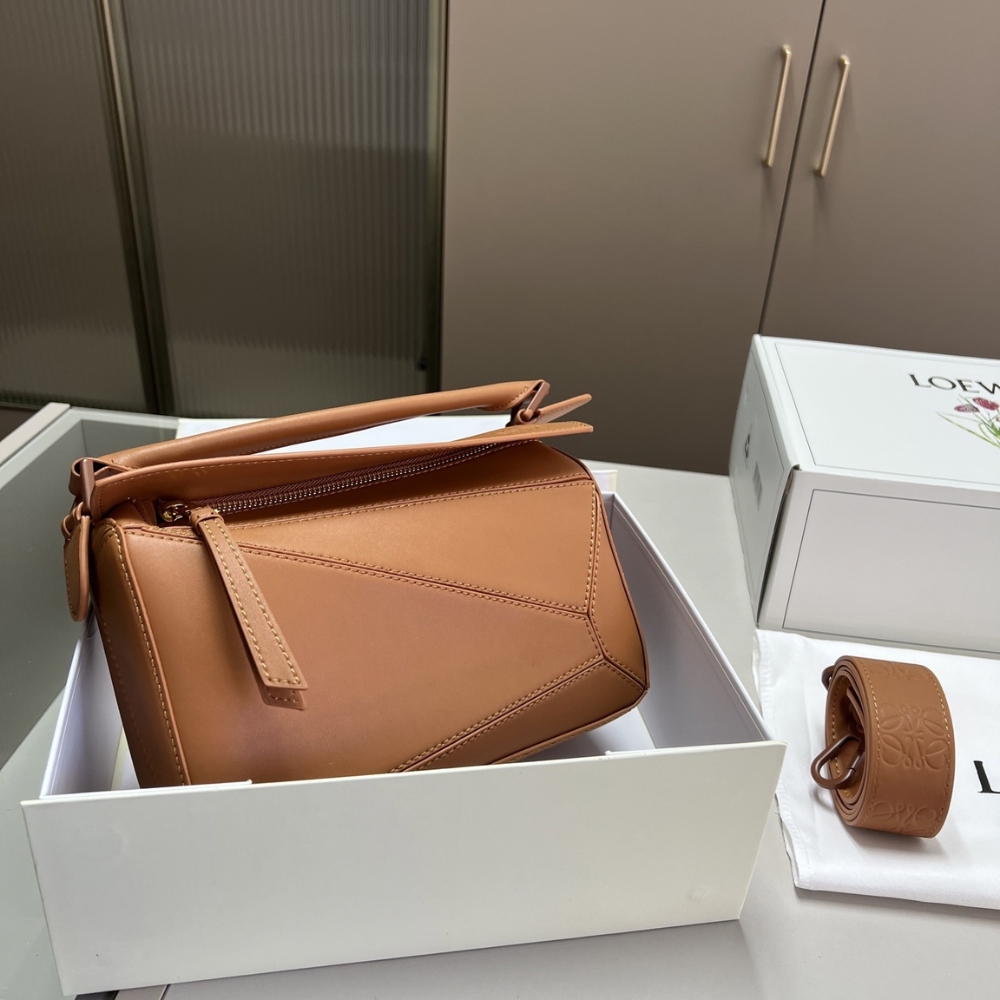 LOEWE SMALL FEATHERLIGHT PUZZLE BAG BROWN 24CM LOEWE SMALL FEATHERLIGHT PUZZLE BAG BROWN 24CM