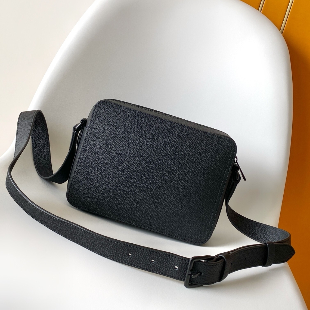 LOUIS VUITTON BOARDING MESSENGER BLACK 24CM M15265 LOUIS VUITTON BOARDING MESSENGER BLACK 24CM M15265