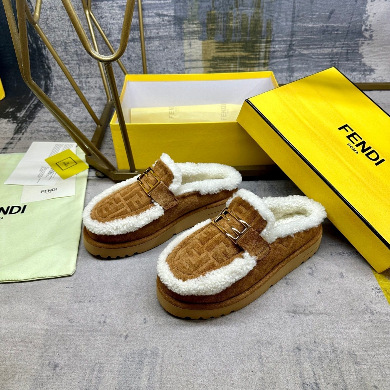 FENDI APRES CHIC BROWN FF SUEDE 8R8777ASA1F0C23 FENDI APRES CHIC BROWN FF SUEDE 8R8777ASA1F0C23