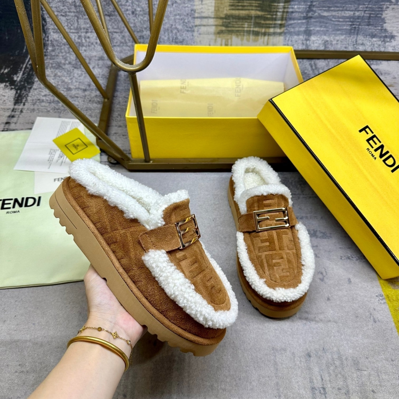 FENDI APRES CHIC BROWN FF SUEDE 8R8777ASA1F0C23 FENDI APRES CHIC BROWN FF SUEDE 8R8777ASA1F0C23