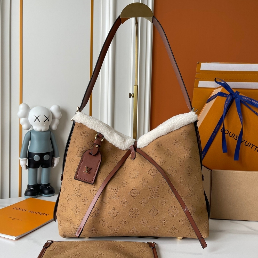 LOUIS VUITTON CARRYALL PM MAHINA 29CM LOUIS VUITTON CARRYALL PM MAHINA 29CM