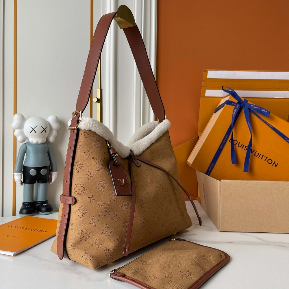 LOUIS VUITTON CARRYALL PM MAHINA 29CM LOUIS VUITTON CARRYALL PM MAHINA 29CM