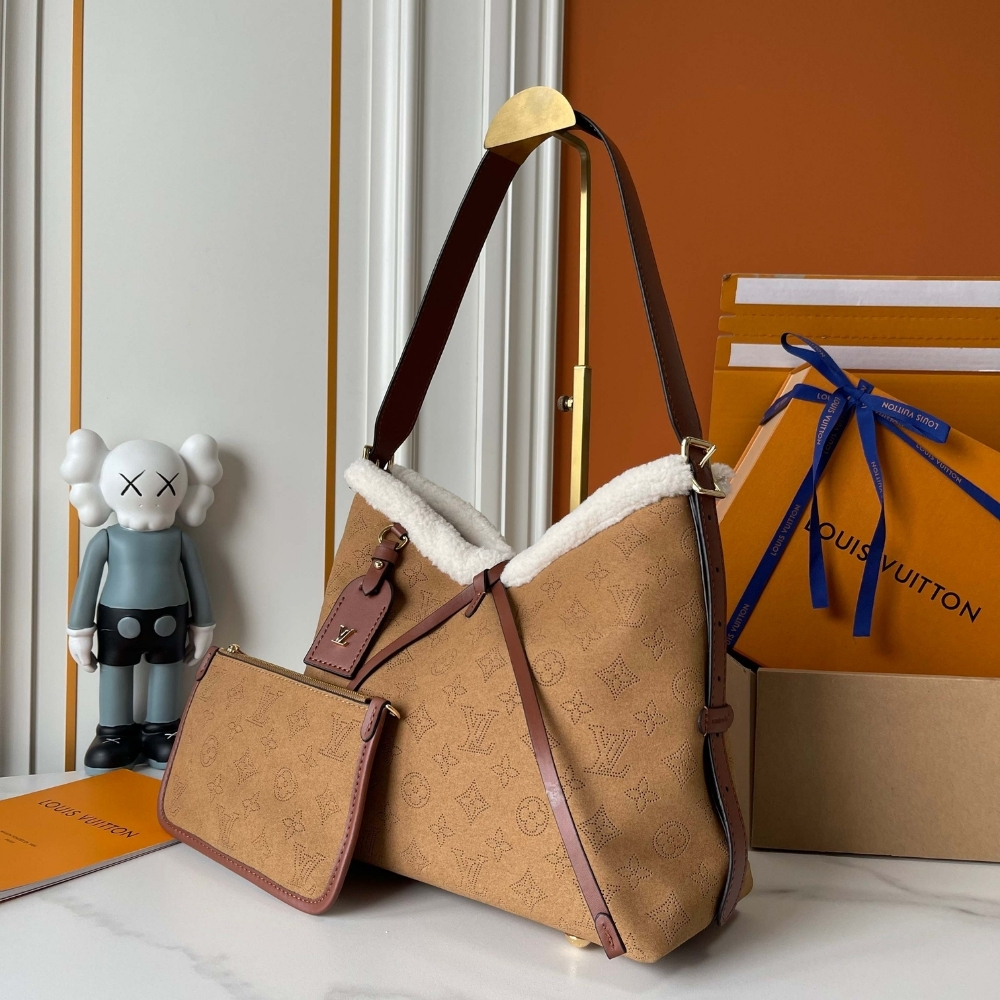 LOUIS VUITTON CARRYALL PM MAHINA 29CM LOUIS VUITTON CARRYALL PM MAHINA 29CM