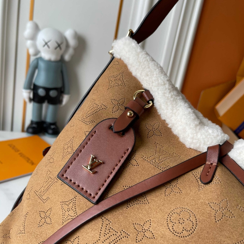 LOUIS VUITTON CARRYALL PM MAHINA 29CM LOUIS VUITTON CARRYALL PM MAHINA 29CM