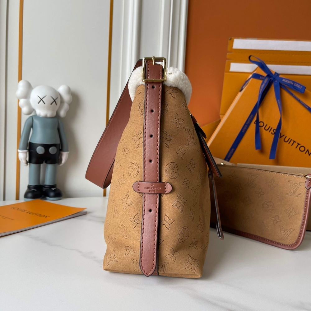 LOUIS VUITTON CARRYALL PM MAHINA 29CM LOUIS VUITTON CARRYALL PM MAHINA 29CM