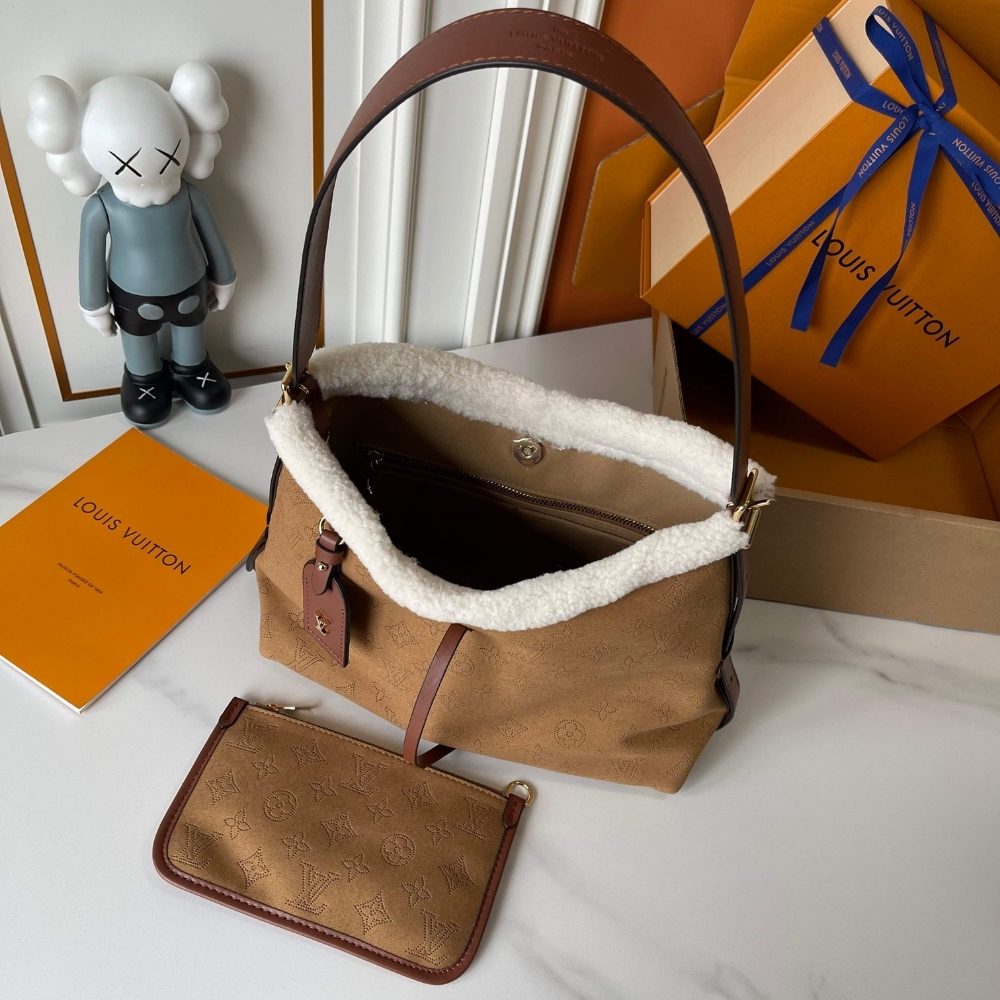 LOUIS VUITTON CARRYALL PM MAHINA 29CM LOUIS VUITTON CARRYALL PM MAHINA 29CM