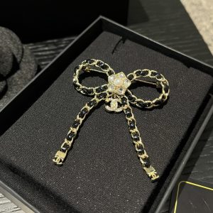 CHANEL BROOCH METAL GLASS PEARLS AND STRASS GOLD