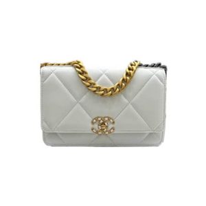 CHANEL 19 Wallet on Chain